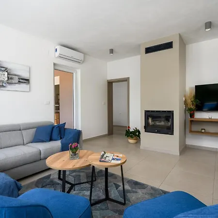 Вилла Manola By Briskva